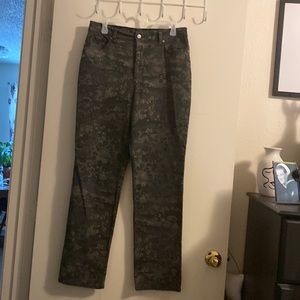 Denim straight leg camouflage green  animal print jeans. Gloria Vanderbilt sz 10
